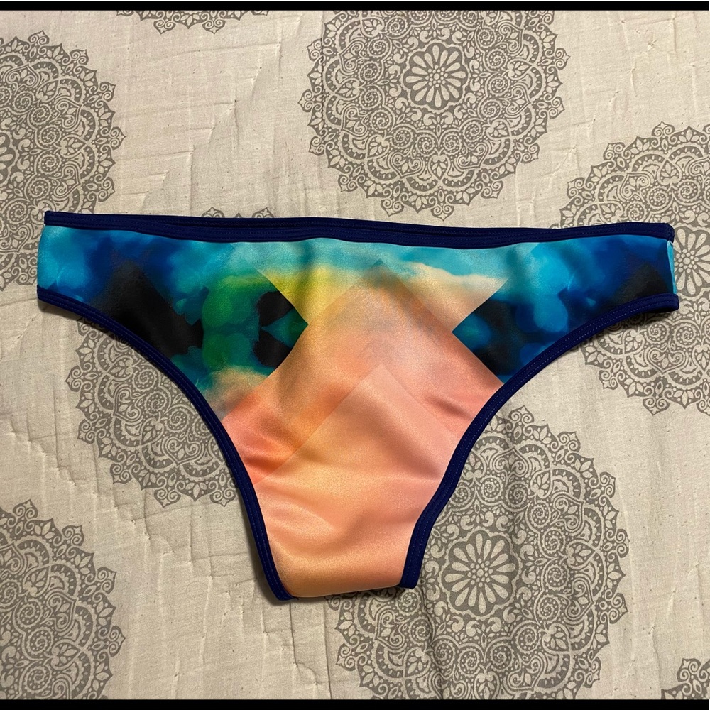 Beautiful Roxy Bikini! - Picture 7 of 7